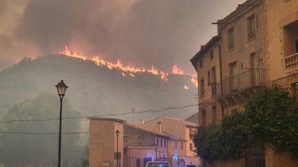Los bomberos luchan por proteger la localidad de Uncastillo.