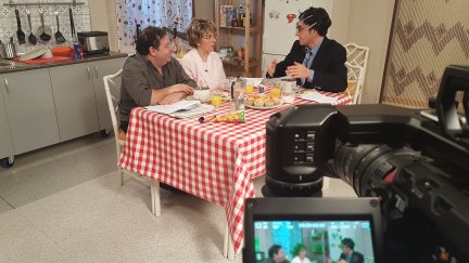 Repaso de guión en uno de los sets de 'Oregón TV'