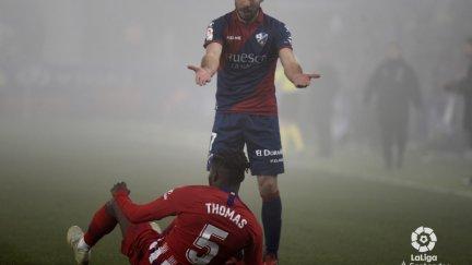 Ferreiro protesta ante la caída del jugador del Atlético Thomas.
