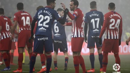 Enric Gallego discute con Godín en un lance del encuentro del pasado sábado.