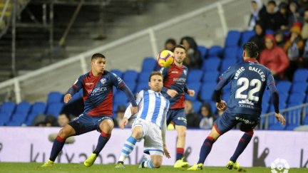 Cucho decidido a encajar un gol al conjunto de Alguacil.