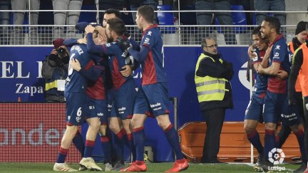 Varios jugadores del Huesca celebran un gol en la victoria ante el Valladolid.