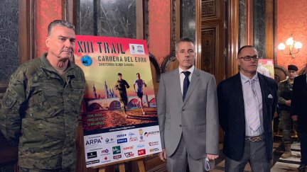 El General Jefe de la Brigada Aragón, José Luis Sánchez, junto con el director general de Deportes, Francisco Javier de Diego y Jesús Arroyo de Unesco Aragón Deporte.