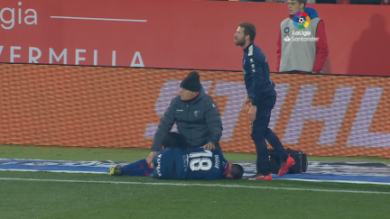 Insua se lesionó en la primera parte del partido frente al Girona.