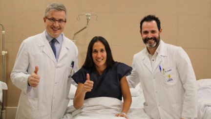 Mapi Sánchez Alayeto con el doctor Manuel Leyes tras la operación.
