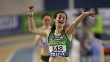 Cristina Espejo muestra su alegría al cruzar la línea de meta. (Foto: RFEA)