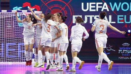 Las jugadoras de la selección española celebran el título.