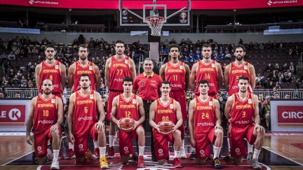 Alocen, en la foto oficial de la selección previa al partido.