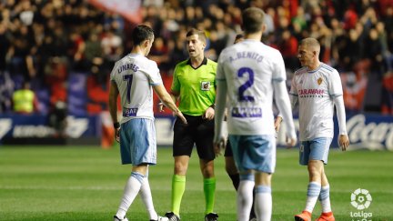 Linares protesta una acción de Osasuna que el árbitro no sancionó.