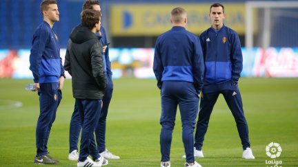 Varios jugadores del Real Zaragoza, en los instantes previos del reciente duelo ante Las Palmas.