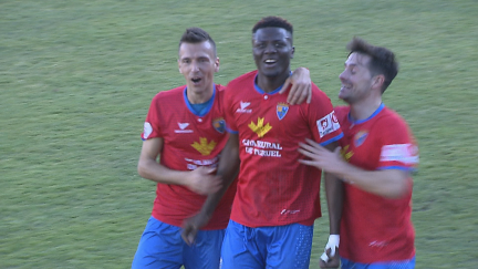 Bikoro, en el centro, celebra un gol con el CD Teruel.