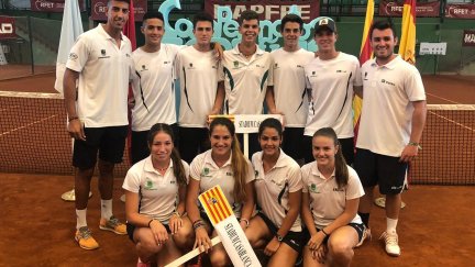 El equipo júnior de tenis de Stadium Casablanca. Alt