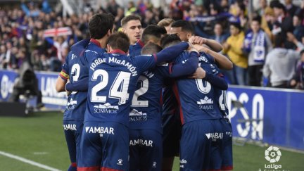 Chimy da tres puntos al Huesca que acercan la salvación.