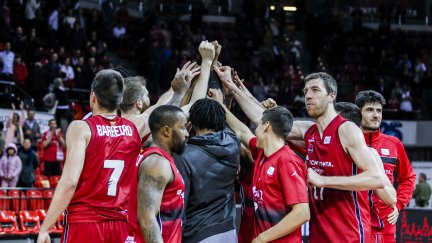 Los jugadores de Tecnyconta Zaragoza celebran la victoria ante Iberostar Tenerife.
