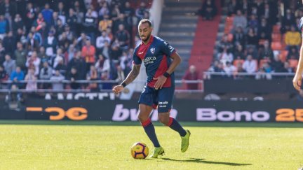 Carlos Akapo, defensa de la SD Huesca, sufre una contractura muscular en el recto anterior del muslo derecho, detectada después de las pruebas realizadas este lunes. El jugador ecuatoguineano realizará trabajo específico para recuperarse de su dolencia y su regreso al equipo dependerá de la evolución de su lesión. Akapo, que superó hace semanas unas molestias en la rodilla, causó baja en la convocatoria del cuadro azulgrana para jugar en el Coliseum Alfonso Pérez contra el Getafe CF el pasado sábado después de sentir molestias en el último entrenamiento antes del encuentro. Su lugar en la lista lo ocupó el defensor del filial Nacho Uche. Este es un nuevo contratiempo para Francisco, ya que solo cuenta con Etxeita y con Diéguez en defensa para jugar contra el Alavés el próximo partido liguero.