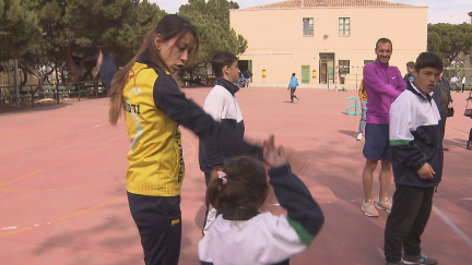 Macías y Abadía entrenan con los niños del colegio.