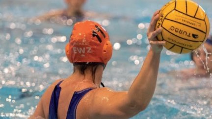 Julia Tazueco prepara un lanzamiento en un partido de esta temporada.