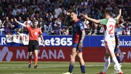 Chimy Ávila protesta una acción del duelo ante el Alavés en El Alcoraz.
