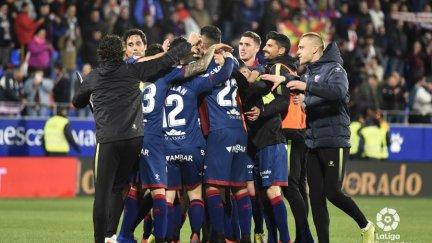 El Huesca celebra la victoria contra el Sevilla.