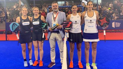 Delfina Brea y Majo Sánchez Alayeto, a la derecha de la imagen, antes del partido de semifinales.