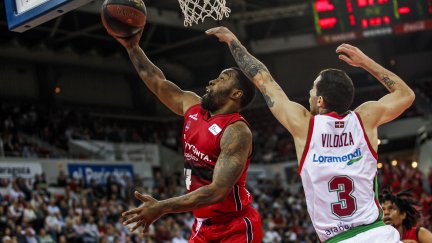 McCalebb entra a canasta ante la presión de Lucas Vildoza.