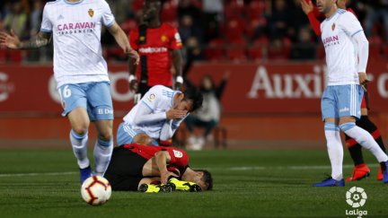 Chechu Dorado se duele tras recibir un golpe en el partido ante el Mallorca.