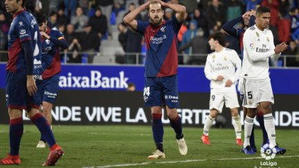 Pulido se lamenta en una acción del partido de ida en el Alcoraz.