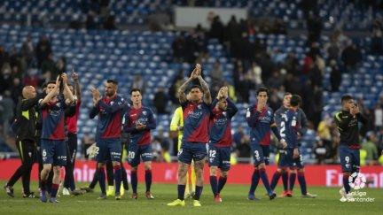 La plantilla del Huesca agradece a su afición el apoyo en el Santiago Bernabéu.