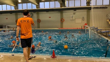 Fran Orizo, entrenador de la EWZ, dirigiendo el entrenamiento de su equipo.