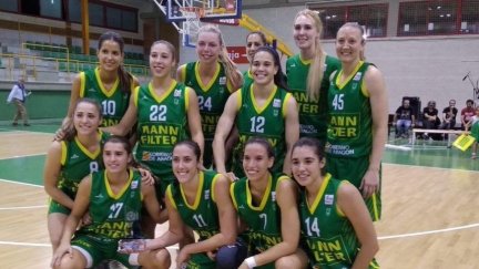 Las jugadoras celebraron la clasificación al terminar el partido ante Gernika.