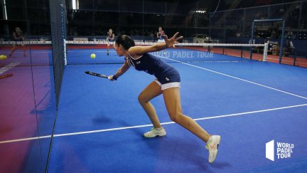 Majo Sánchez Alayeto ejecuta un golpe en el duelo ante la pareja Llaguno-Amatriaín.