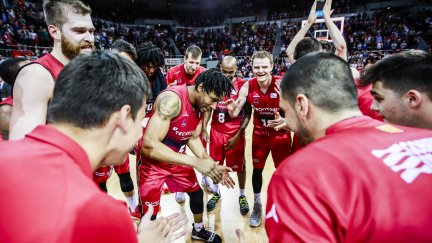 Los jugadores de Tecnyconta celebran el último triunfo en casa ante Unicaja.