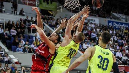 Barreiro, uno de los más destacados del partido, pelea por un balón.