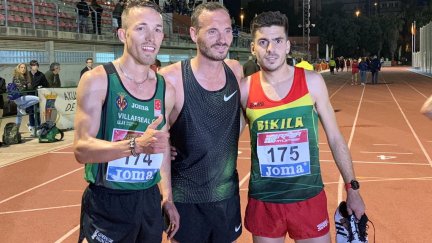 Toni Abadía, tras conquistar el título nacional de 10.000 metros.