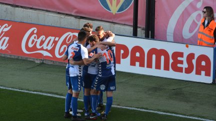 Los jugadores del Ebro celebran uno de los goles anotados ante el Villarreal.