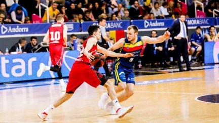 Carlos Alocén encara a Rafa Luz en un lance del partido.