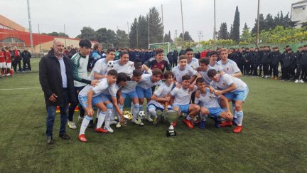 Los jugadores del Real Zaragoza con el trofeo del Torneo Cesaraugusta.