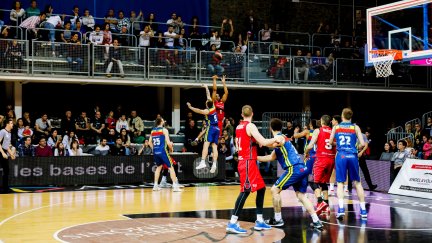 Stan Okoye se dispone a lanzar el triple ganador en Andorra.