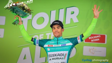 Samitier, en el podio del Tour de los Alpes con el maillot verde de la montaña.