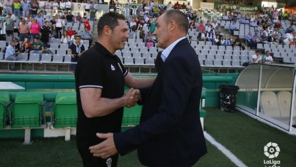 Víctor Fernández saluda a Rafa Navarro al comienzo del partido.
