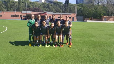 Salma Paralluelo, en la fila de atrás, posa con el once del Zaragoza CFF ayer en Madrid.