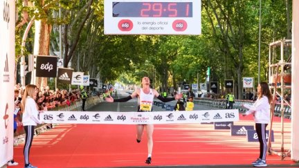 Carlos Mayo celebra su victoria en la 10K del Maratón de Madrid este sábado.