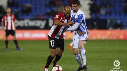 Mikel Rico pelea un balón en el último partido que jugó con el Athletic el pasado 24 de abril, su partido 200 en Primera División.