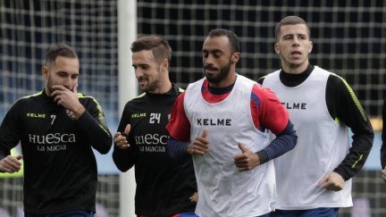 Jorge Miramón y Carlos Akapo, en un entrenamiento del Huesca esta temporada.