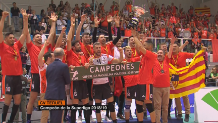 CV Teruel levanta su séptima Superliga.