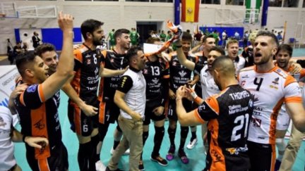 El equipo celebrando la victoria en Almería. Fuente: CV Teruel.