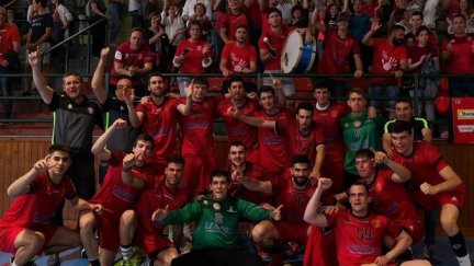 Los jugadores del Bada Huesca B celebran el ascenso a Primera Nacional.