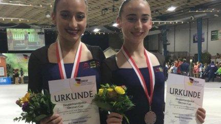 Ana Abad y Naiara Tena posan con sus medallas conquistada en la German Cup.