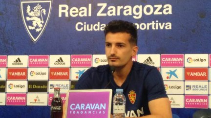 Álex Muñoz atiende a los medios en la rueda de prensa.