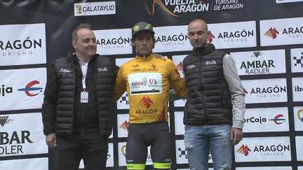 Justin Jules, posa con el maillot amarillo de líder en la meta de Calatayud.